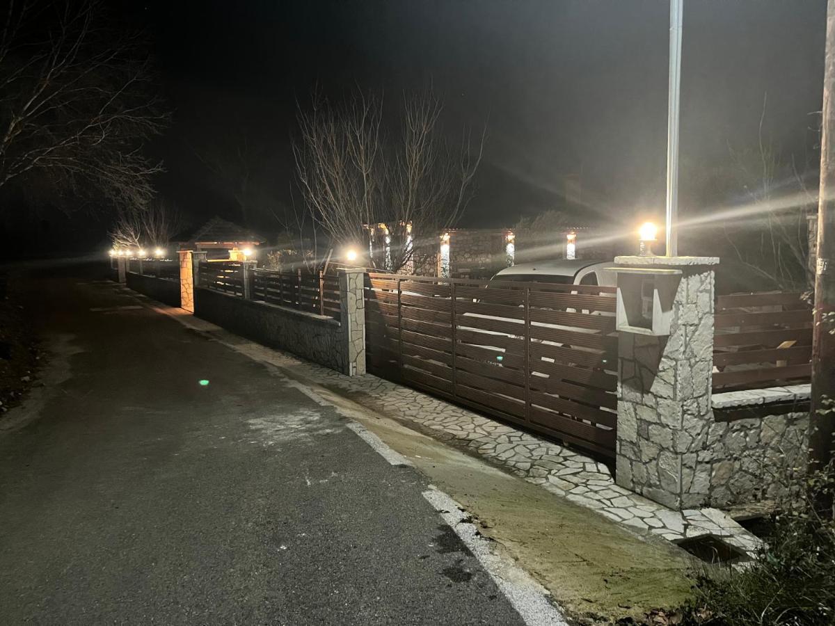 Το Πετρινο Σπιτι Του Καστρη! Με Θεα Τα Μετεωρα Villa Калампака Екстериор снимка